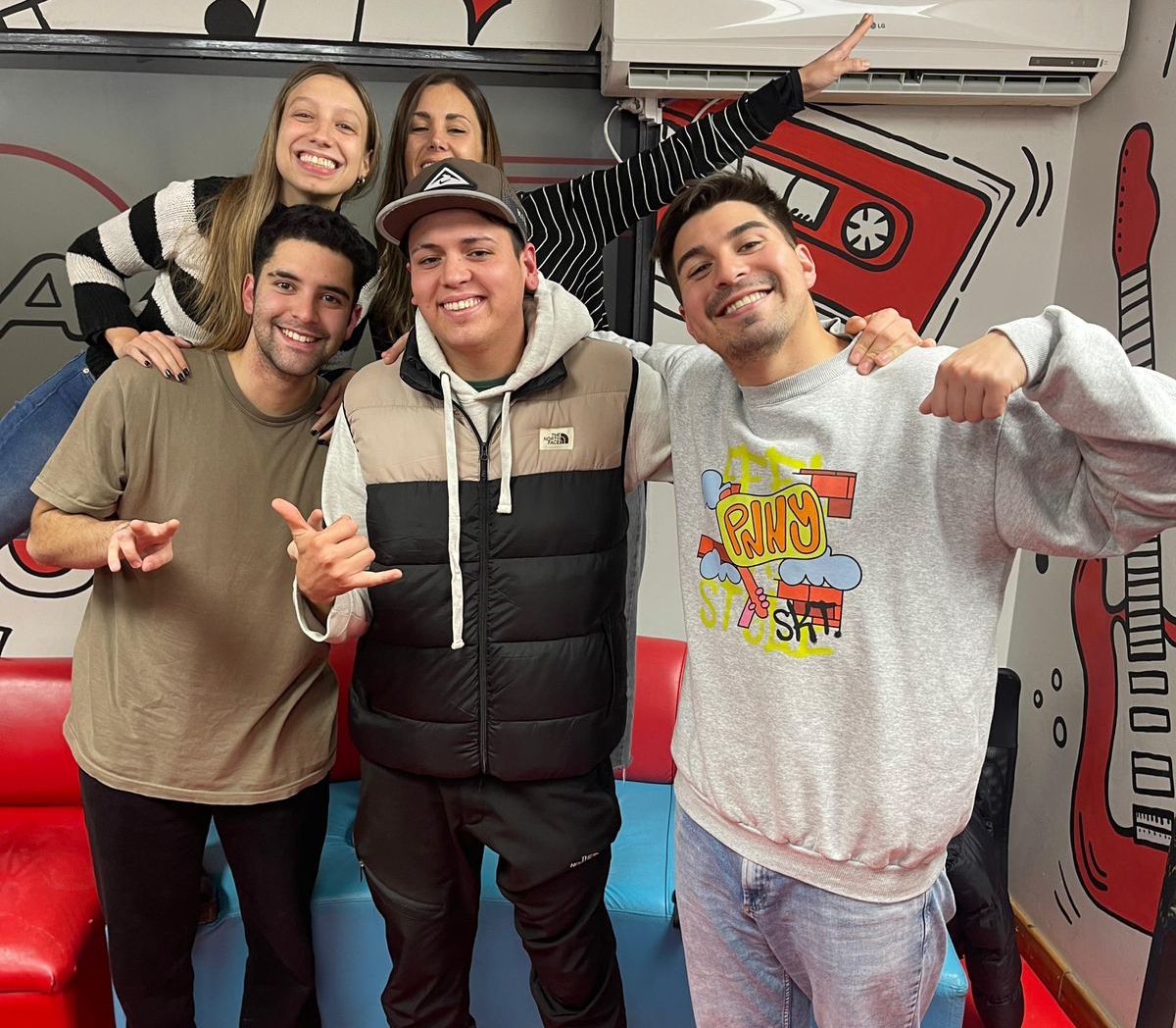 Anita López, Anto Farías, Pati Beats, Facu Rivas y Franco Díaz, en los estudios de la Brava 94.9 donde hacen Nos Fuimos Mundiales (NFM). Anita López, Anto Farías, Pati Beats, Facu Rivas y Franco Díaz, en los estudios de la Brava 94.9 donde hacen Nos Fuimos Mundiales (NFM).
