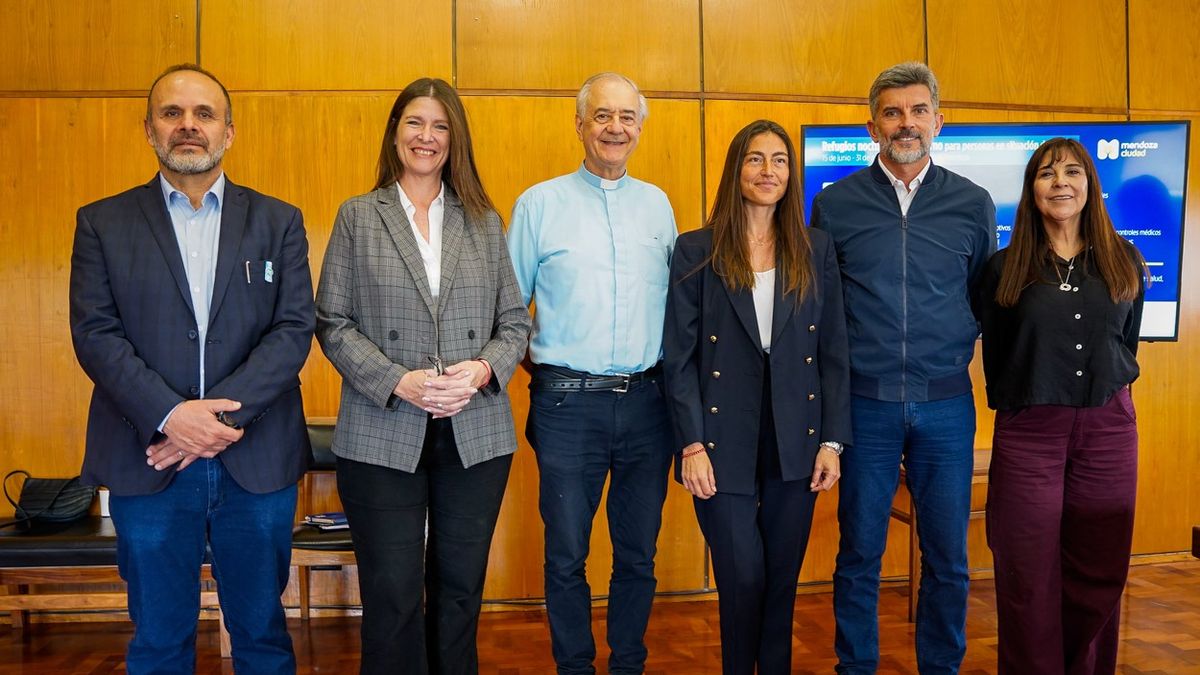 De izquierda a derecha, Pablo Espina, jefe de Gobierno de Capital; Gabriela Alé, directora ejecutiva de Fundación Grupo América; padre Marcelo De Benedectis, referente del Arzobispado de Mendoza; Ronit Camsen, directora de Fundación Huentala; Ulpiano Suarez, intendente de Capital; y Ana Urrutia, subsecretaria de Desarrollo Social de la comuna. De izquierda a derecha, Pablo Espina, jefe de Gobierno de Capital; Gabriela Alé, directora ejecutiva de Fundación Grupo América; padre Marcelo De Benedectis, referente del Arzobispado de Mendoza; Ronit Camsen, directora de Fundación Huentala; Ulpiano Suarez, intendente de Capital; y Ana Urrutia, subsecretaria de Desarrollo Social de la comuna.