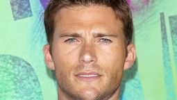 El actor Scott Eastwood interpreta a Dylan Forrester en la película de Netflix.