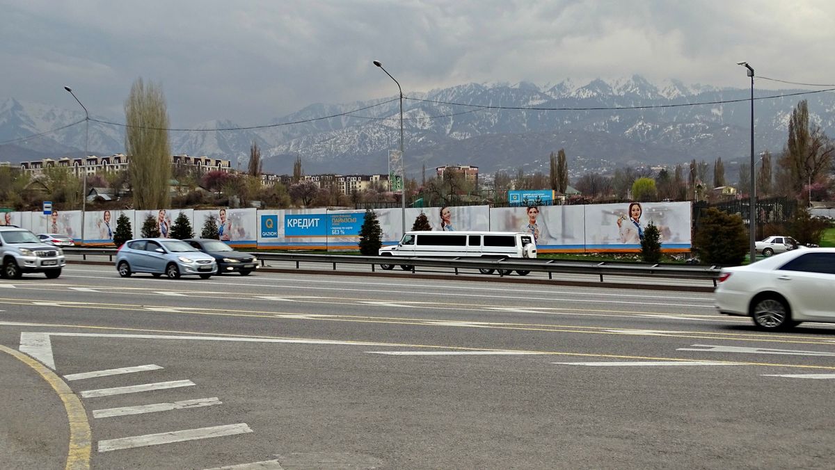 En Kazajistán hay carriles que solo pueden utilizarlos los colectivos y buses. En Kazajistán hay carriles que solo pueden utilizarlos los colectivos y buses.