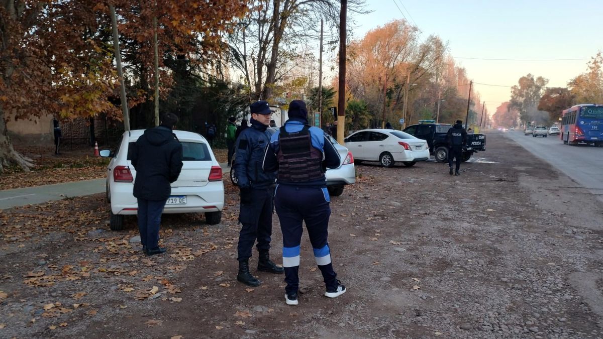 Personal de Homicidios y de Científica trabajan en el lugar. Encontraron manchas de sangre en la vereda. Personal de Homicidios y de Científica trabajan en el lugar. Encontraron manchas de sangre en la vereda.