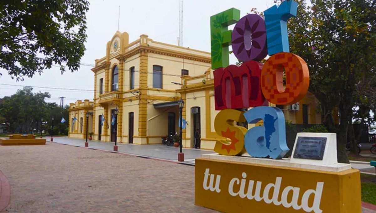 Una versión dice que el nombre surgió cuando el coronel Luis Jorge Fontana, al ver la curva del río Paraguay, exclamó: Una versión dice que el nombre surgió cuando el coronel Luis Jorge Fontana, al ver la curva del río Paraguay, exclamó: