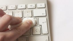 Hay trucos caseros fundamentales para limpiar de forma correcta el teclado de la computadora.