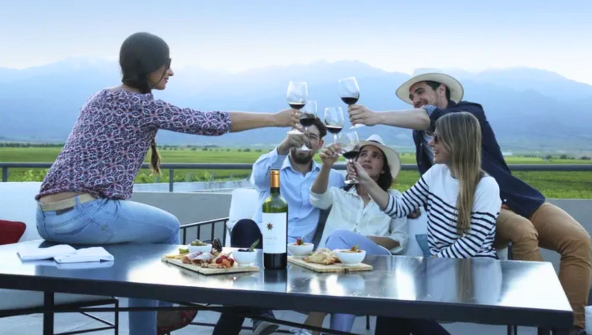 Otro gentilicio que se suele usar para los mendocinos es "menduco" aunque no a todos les agrada. Otro gentilicio que se suele usar para los mendocinos es "menduco" aunque no a todos les agrada.