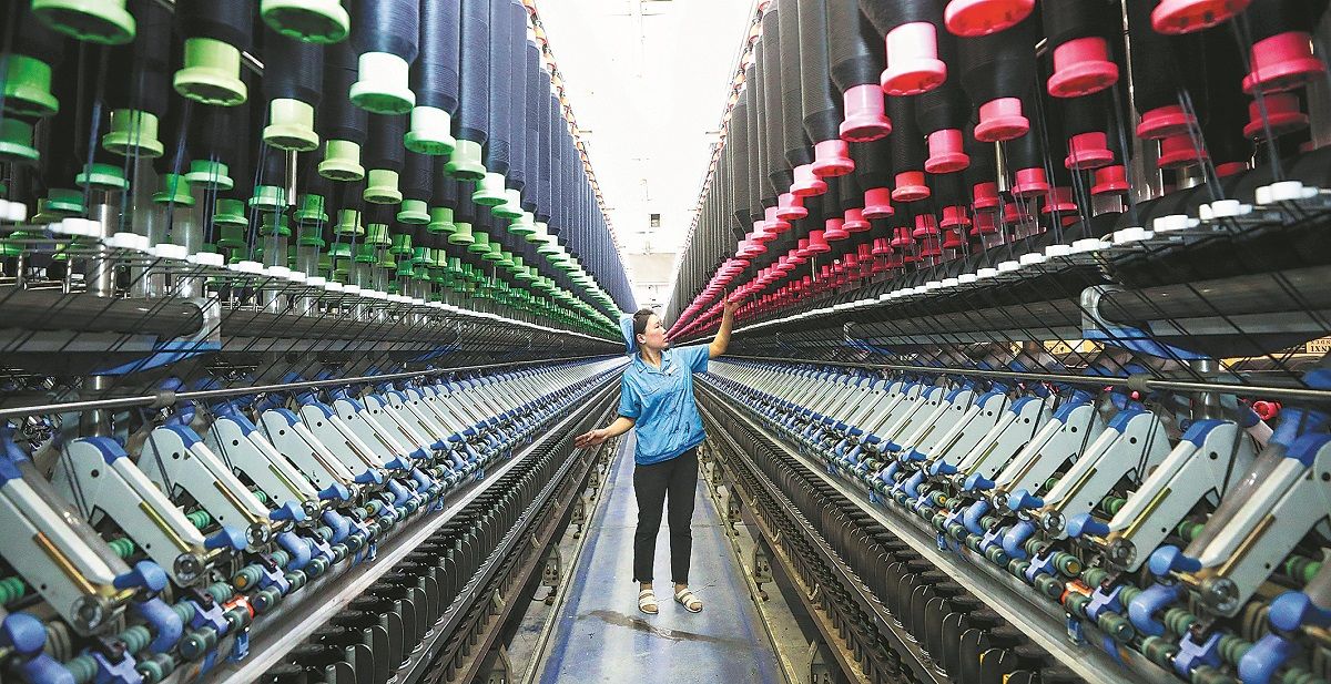 Una empleada trabaja en una fábrica textil en Huai’an