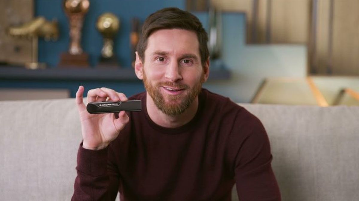 Lionel Messi tiene en su mano el innovador artefacto.