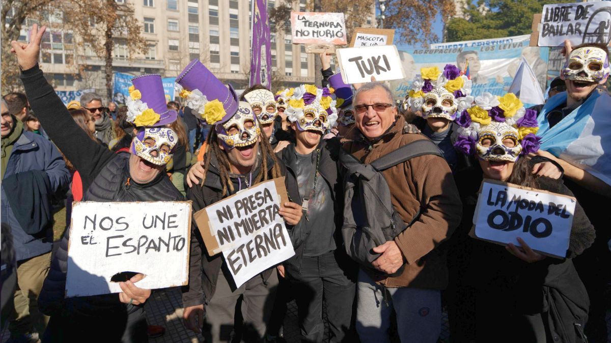 Las columnas de simpatizantes y militantes que arribaron a Plaza de Mayo en respaldo a Cristina Kirchner.