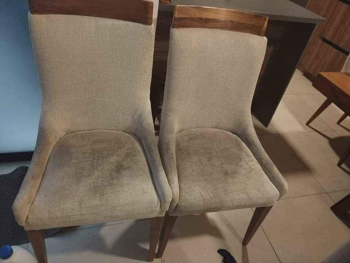 Sillas de comedor sucias. Sillas de comedor sucias. 