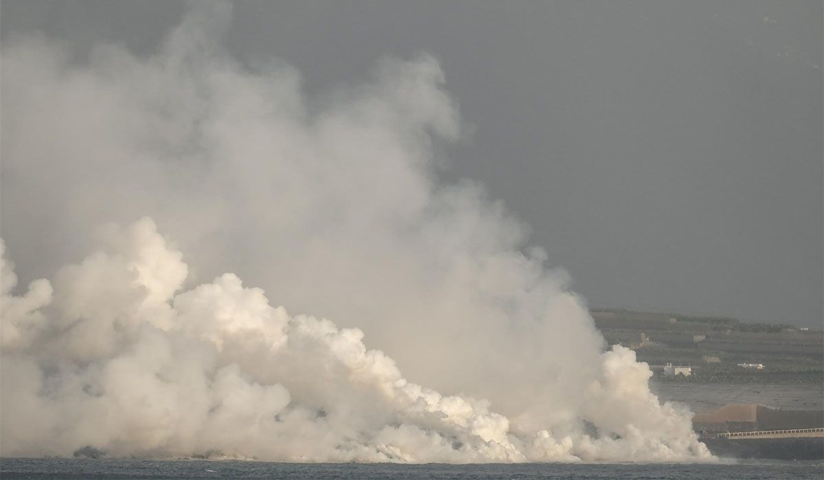La lava del volcán llegó al mar y lo cambió de color
