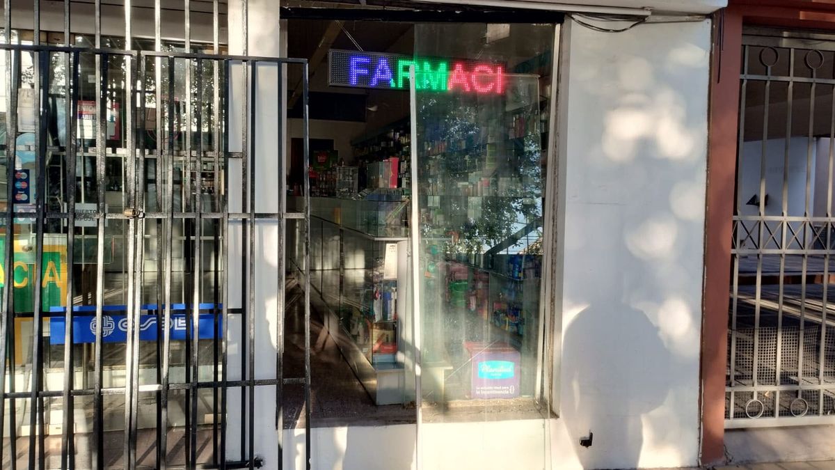 Los delincuentes sacaron cuidadosamente una reja y un blidex sin romperlo para entrar a robar en una farmacia de la Quinta Sección, en Capital. Foto: Matías Pascualetti/ Radio Nihuil.