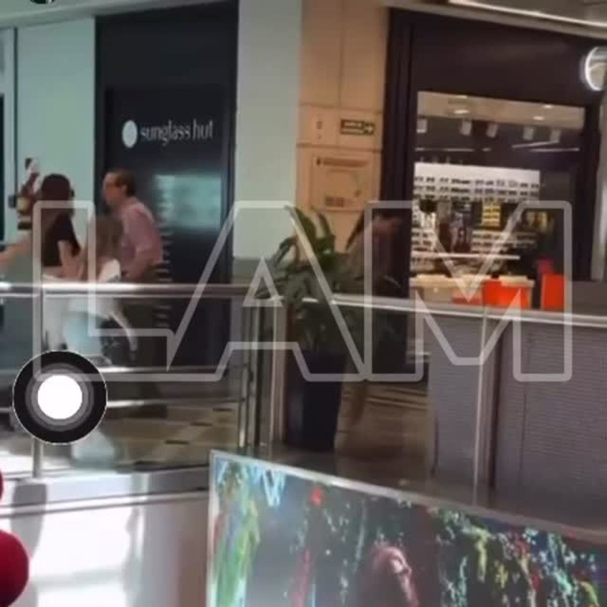 La China Suárez en un shopping con las hijas de Wanda Nara. La China Suárez en un shopping con las hijas de Wanda Nara.