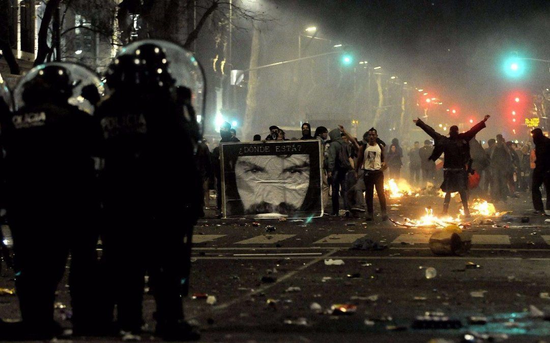 Esperan la indagatoria a los 31 detenidos por los disturbios luego de la marcha por la aparición de Maldonado