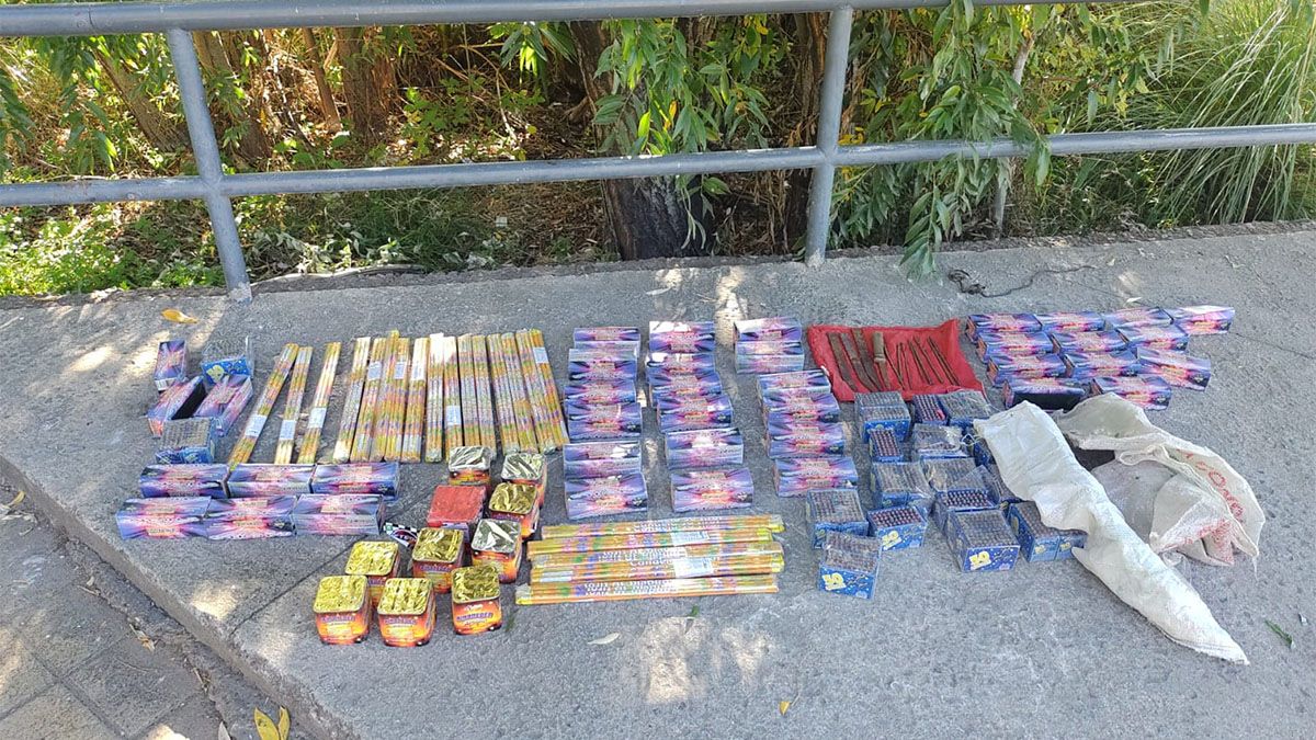 Estos son algunos de los elementos que encontró la policía antes del partido entre Godoy Cruz y Central Córdoba.