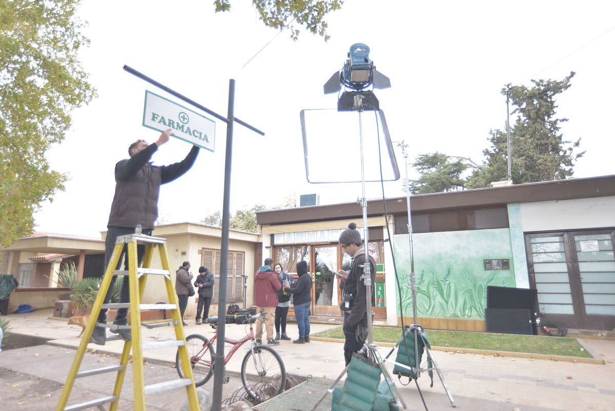 El despliegue técnico en uno de los escenarios urbanos que tomó el filme Las Flores de Julia en el Gran Mendoza.