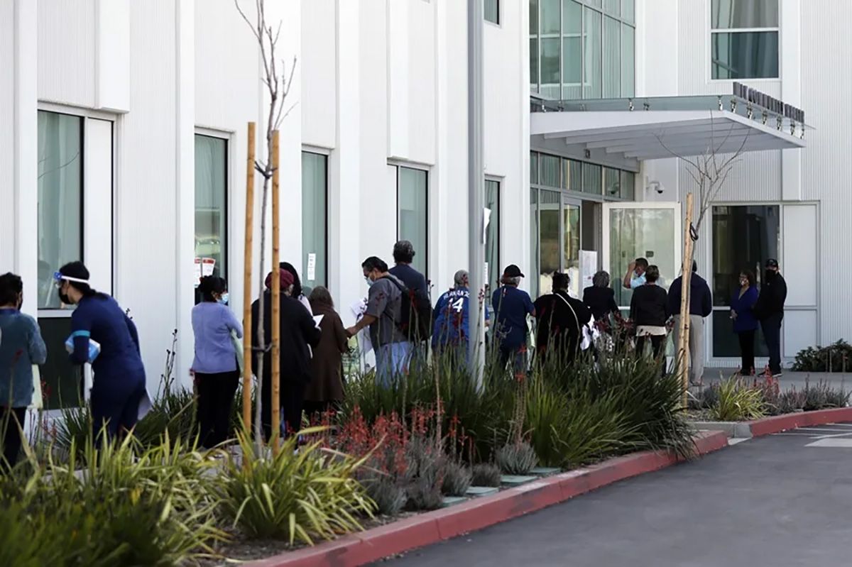 Pacientes hacen fila en el Hospital Comunitario Martin Luther King Jr. en Compton, California, Estados Unidos. Crédito: EFE/EPA/Etienne Laurent.