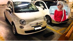 “El freno de mano no estaba puesto, el coche empezó a moverse y ella se lanzó, dijo una testigo. “El freno de mano no estaba puesto, el coche empezó a moverse y ella se lanzó, dijo una testigo.