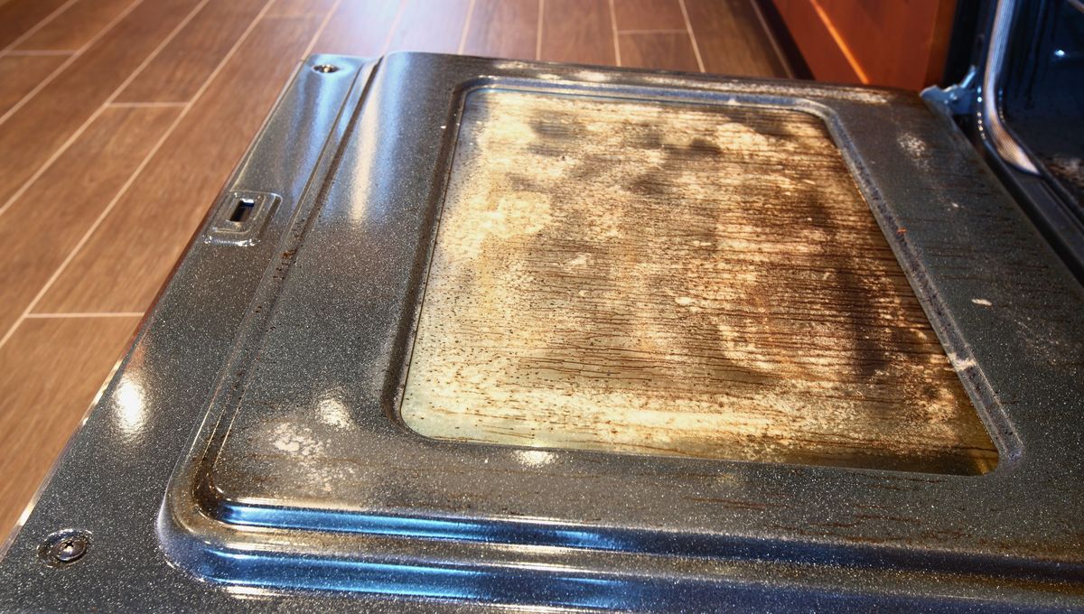 Por qué conviene rociar vinagre en la puerta del horno y para qué sirve