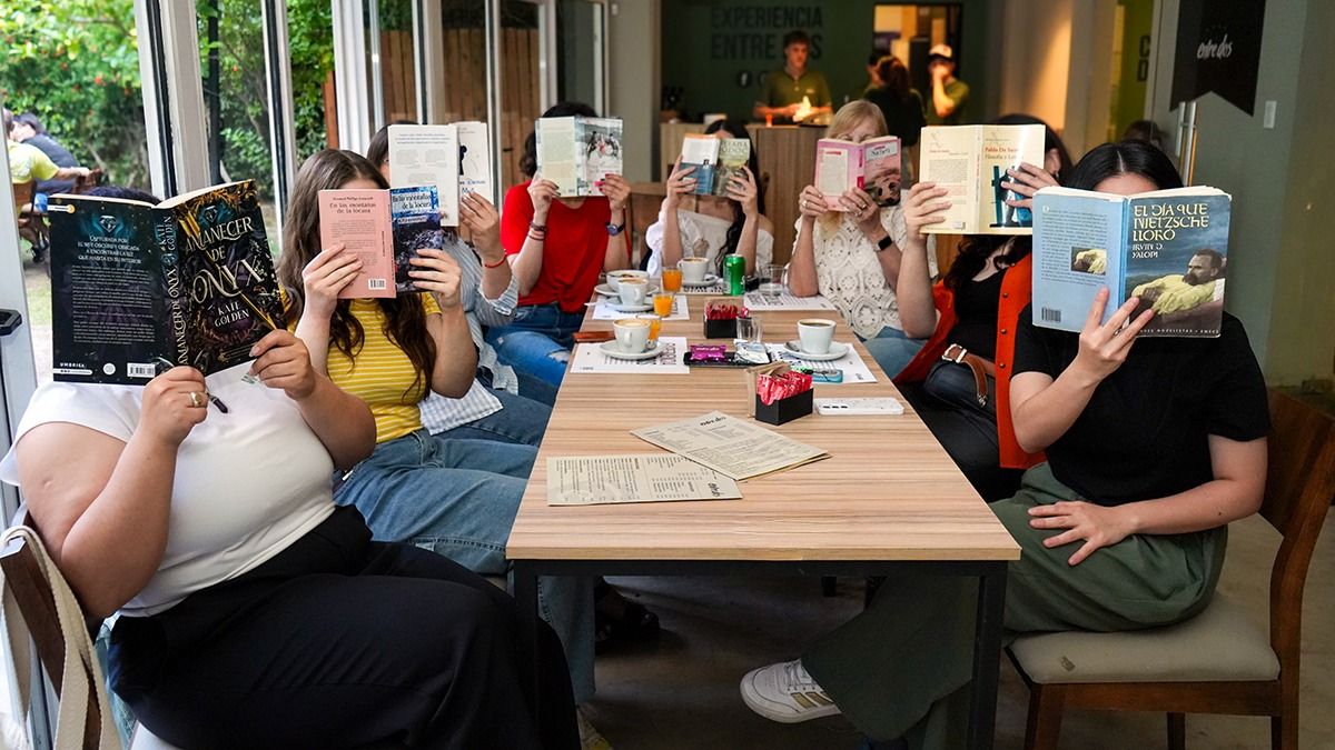 Lo que caracteriza al club es que la lectura es de temática libre. Este sábado podrán explorar los libros de la biblioteca del MMAMM. Lo que caracteriza al club es que la lectura es de temática libre. Este sábado podrán explorar los libros de la biblioteca del MMAMM.