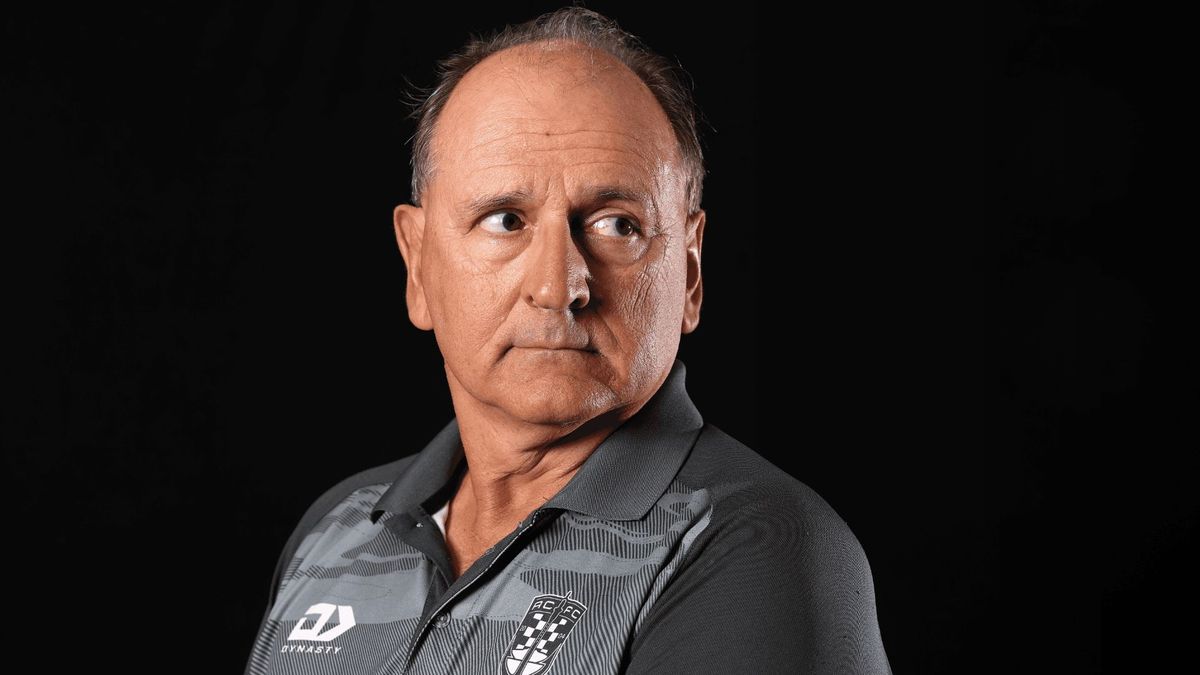 El futuro del entrenador del Auckland City pende de un hilo.