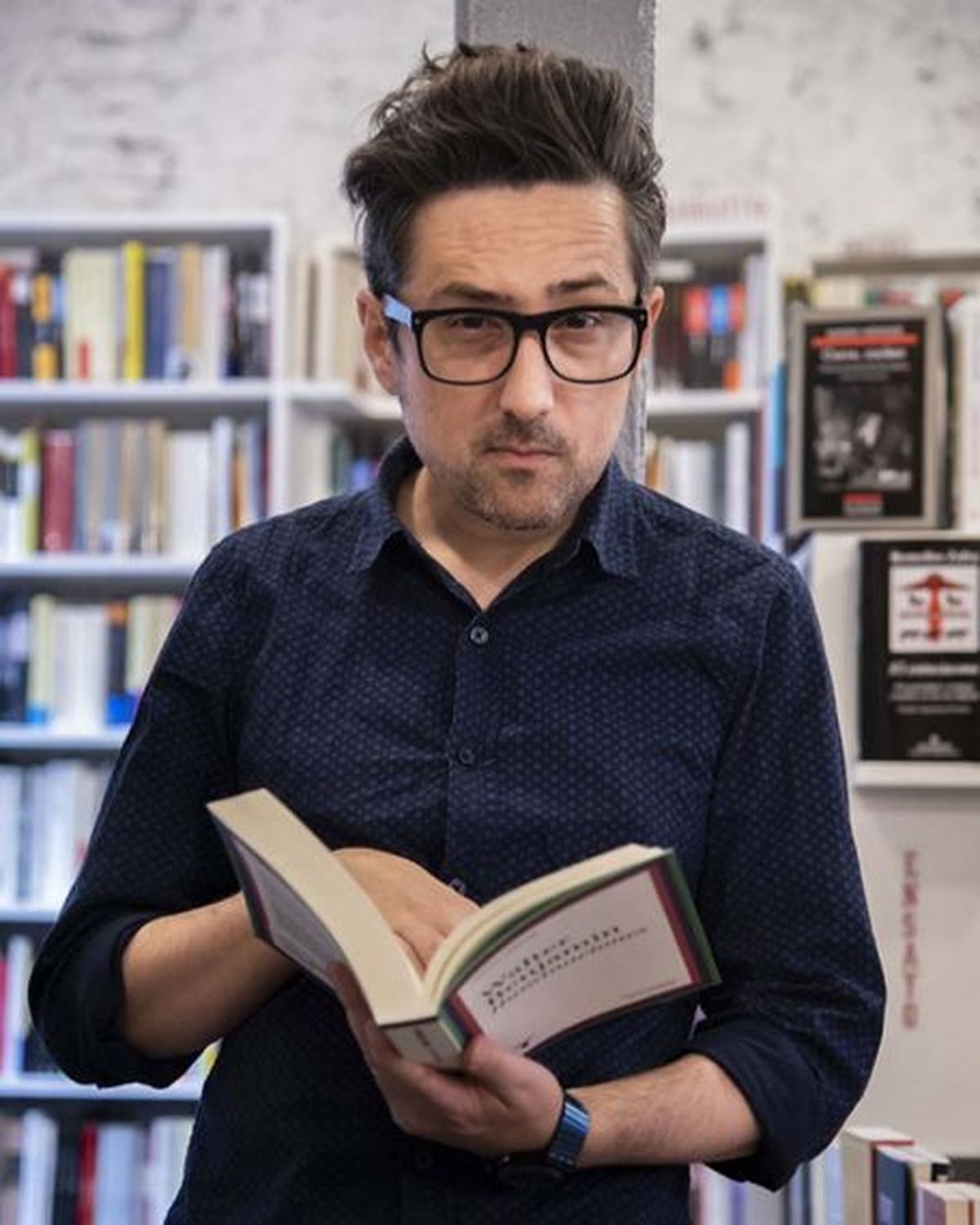 Patricio en una biblioteca. Aunque no le gusta ir a bibliotecas. Patricio en una biblioteca. Aunque no le gusta ir a bibliotecas.
