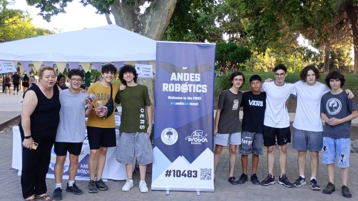 Entusiasmo y alegría durante la venta de uvas en el parque. Entusiasmo y alegría durante la venta de uvas en el parque.