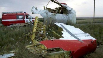 Expertos hallaron más restos de las víctimas del avión malasio