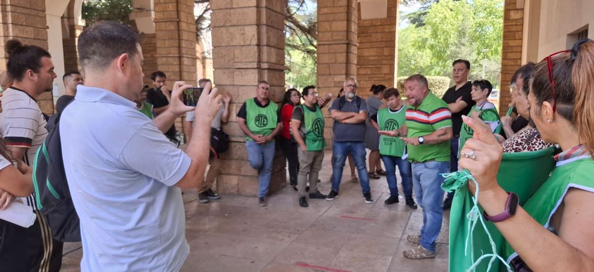 Un grupo de trabajadores de ATE se manifestó en Casa de Gobierno. Un grupo de trabajadores de ATE se manifestó en Casa de Gobierno.