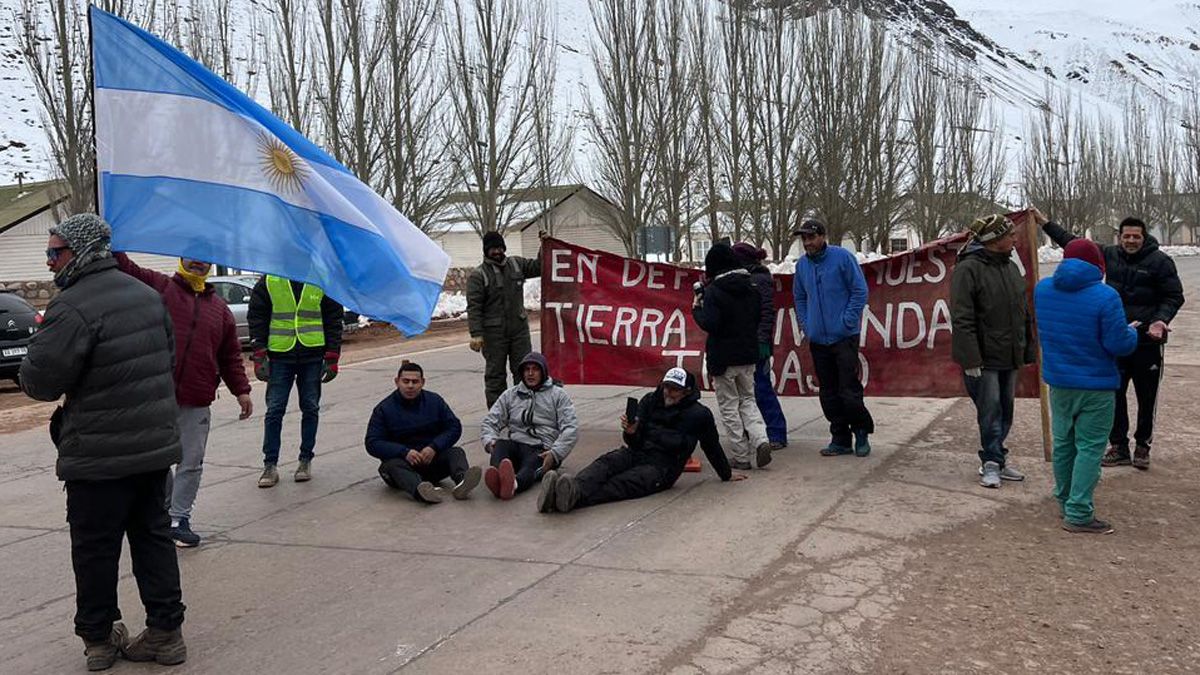 Prestadores turísticos cortan Ruta 7 reclamando que abra el corredor internacional para que llegue el turismo.