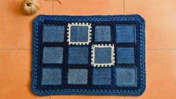 Crea una hermosa alfombra con unos jeans viejos y un truco.  Crea una hermosa alfombra con unos jeans viejos y un truco.
