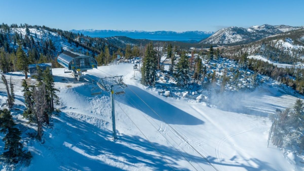 El centro de esquí, ubicado en California, pondrá en funcionamiento la silla Lakeview Express y tres pistas para la inauguración.