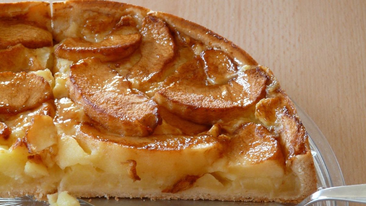 Torta de manzana, una de las recetas deliciosas con pocos ingredientes y muy económica. Torta de manzana, una de las recetas deliciosas con pocos ingredientes y muy económica.