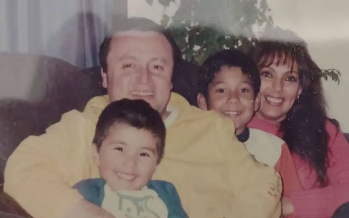 Las primeras fotos de Santiago junto a sus padres y su hermano mayor, Hernán Las primeras fotos de Santiago junto a sus padres y su hermano mayor, Hernán