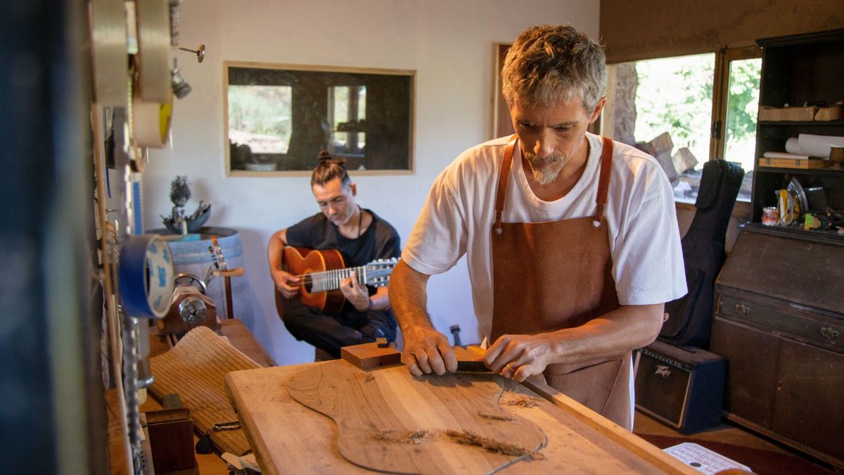 Un momento para la charla, el trabajo y los proyectos. Sebastián hace algunos acordes mientras el luthier hace lo suyo. Un momento para la charla, el trabajo y los proyectos. Sebastián hace algunos acordes mientras el luthier hace lo suyo.