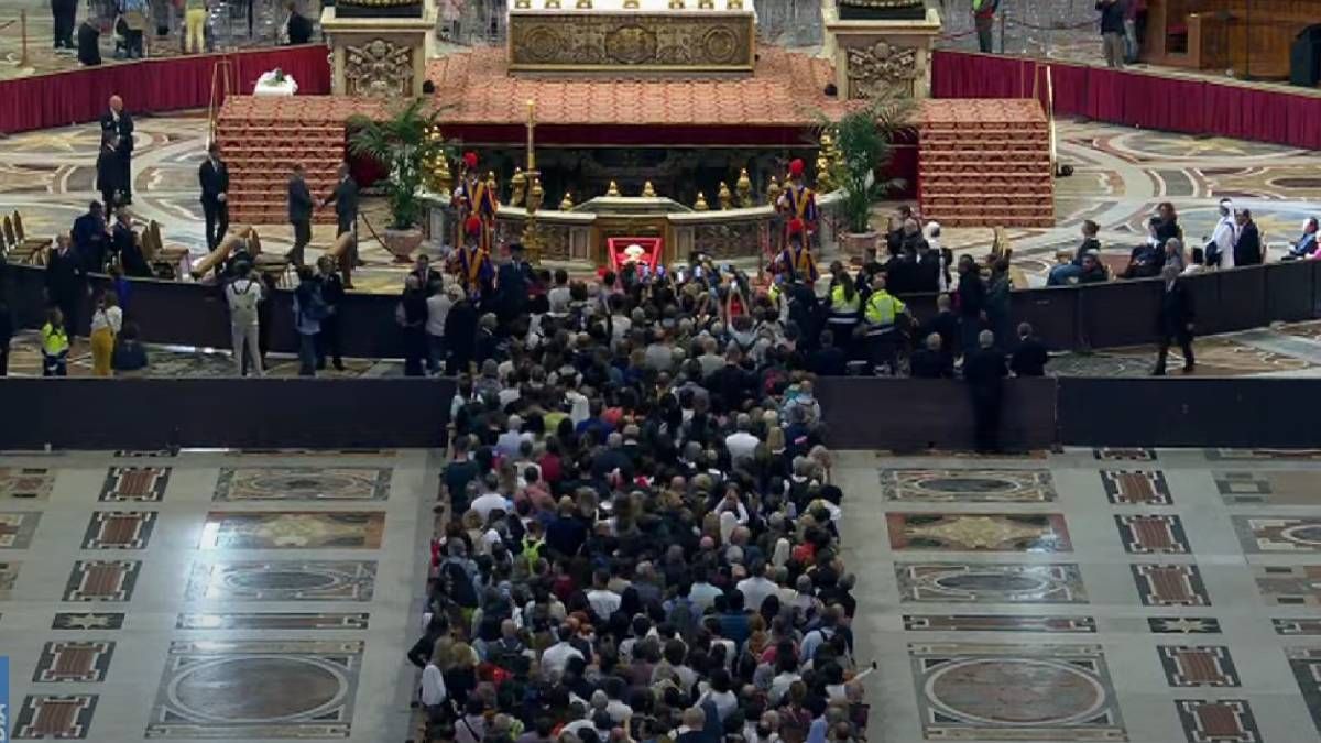 Miles de fieles de todo el mundo comenzaron a despedir al papa Francisco en el funeral que se realiza en la Basílica de San Pedro del Vaticano.