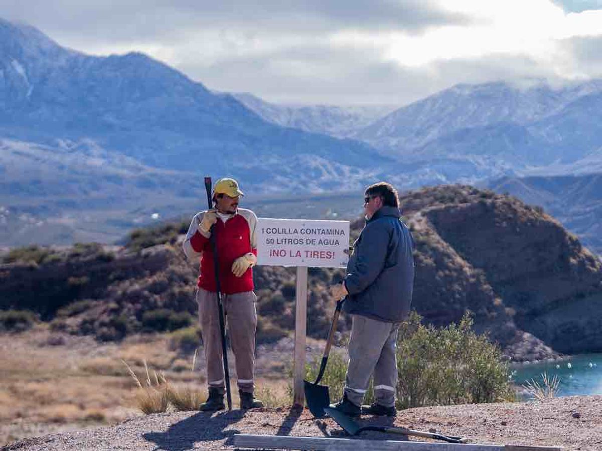 Al finalizar la tarea se colocaron carteles preventivos con mensajes de concientización ambiental. Al finalizar la tarea se colocaron carteles preventivos con mensajes de concientización ambiental.
