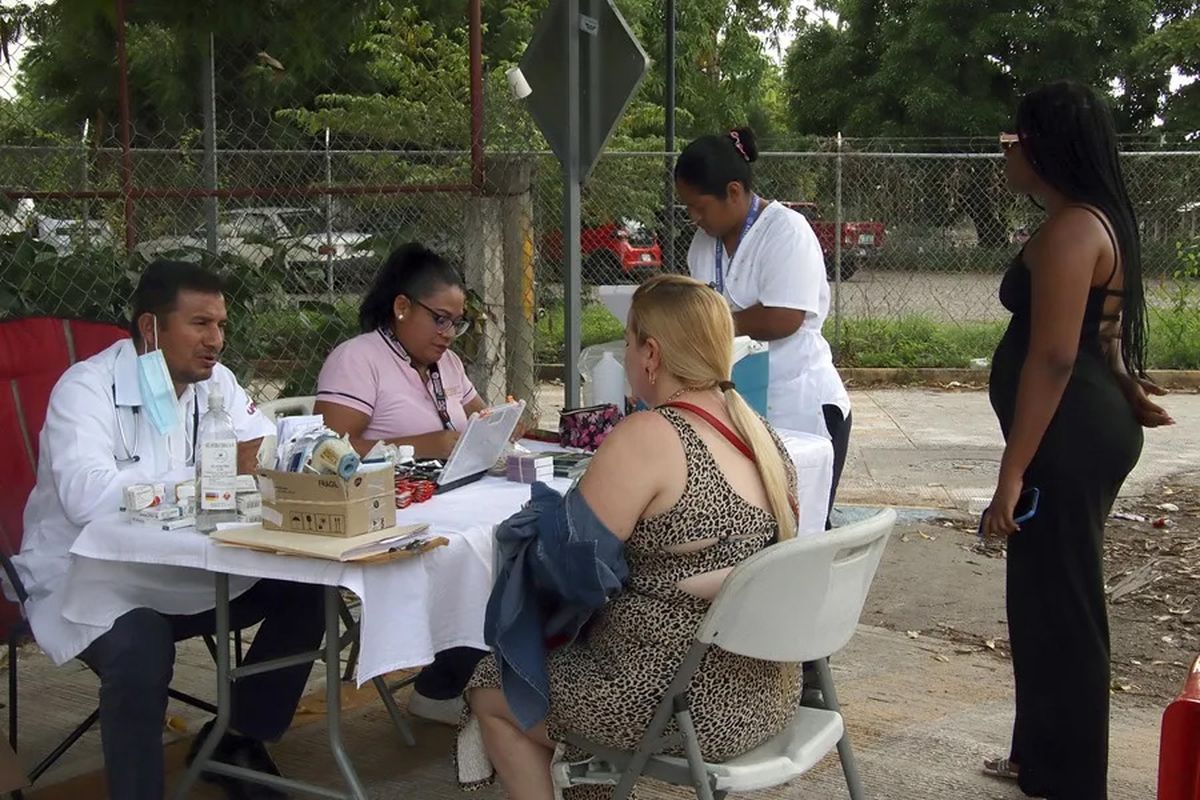 Un grupo de migrantes reciben atención médica en la ciudad de Tapachula, sur de México. Crédito: EFE/ Juan Manuel Blanco. Un grupo de migrantes reciben atención médica en la ciudad de Tapachula, sur de México. Crédito: EFE/ Juan Manuel Blanco.