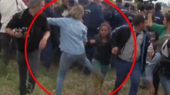 Zancadillas y patadas a los inmigrantes que huyen de la policía