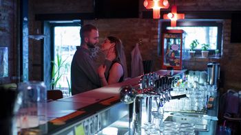 Clausuraron un bar en donde se hacían tríos y orgías: todo lo que encontraron