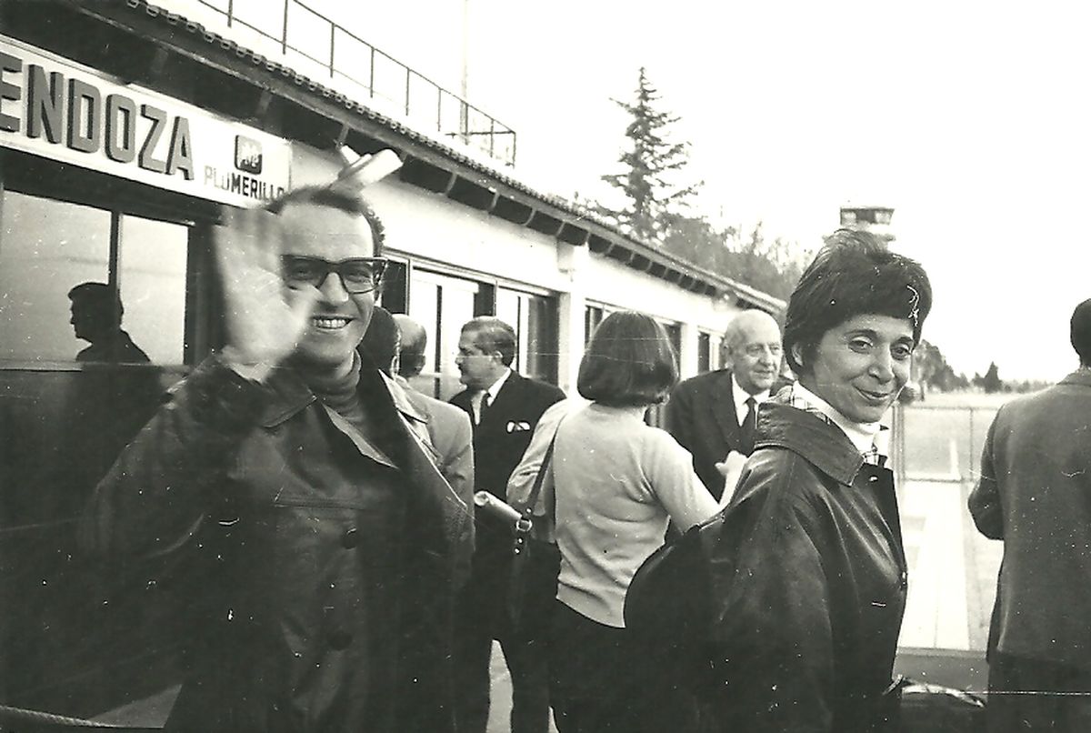 Quino junto a su esposa Alicia Colombo, en el aeropuerto de Mendoza. Quino junto a su esposa Alicia Colombo, en el aeropuerto de Mendoza.