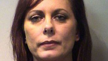 Una tía hot fue detenida por tener sexo con su sobrino 