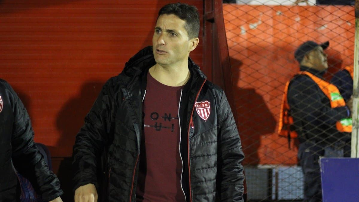 Hernán Vázquez hace cinco partidos que dirige al equipo. Asumió en forma interina tras la salida de Víctor Zwenger. Hernán Vázquez hace cinco partidos que dirige al equipo. Asumió en forma interina tras la salida de Víctor Zwenger.