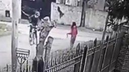 Video: una niña fue violentamente asaltada por un hombre armado