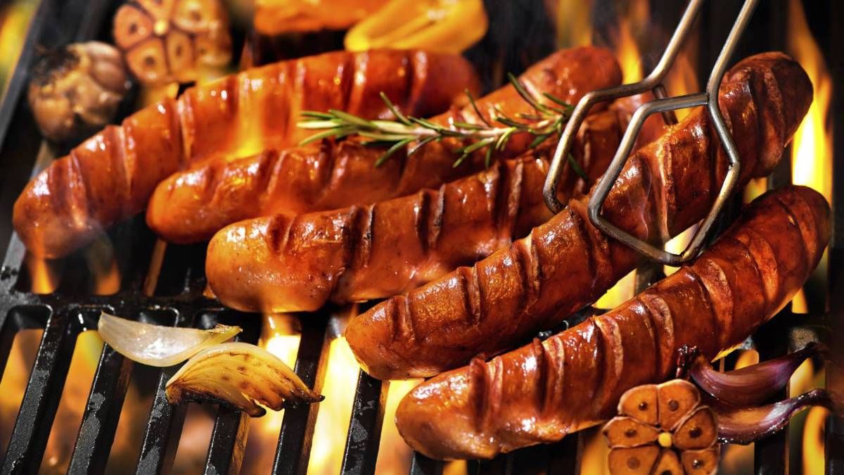 Paso a paso, hacé tus propias salchichas caseras. Paso a paso, hacé tus propias salchichas caseras.