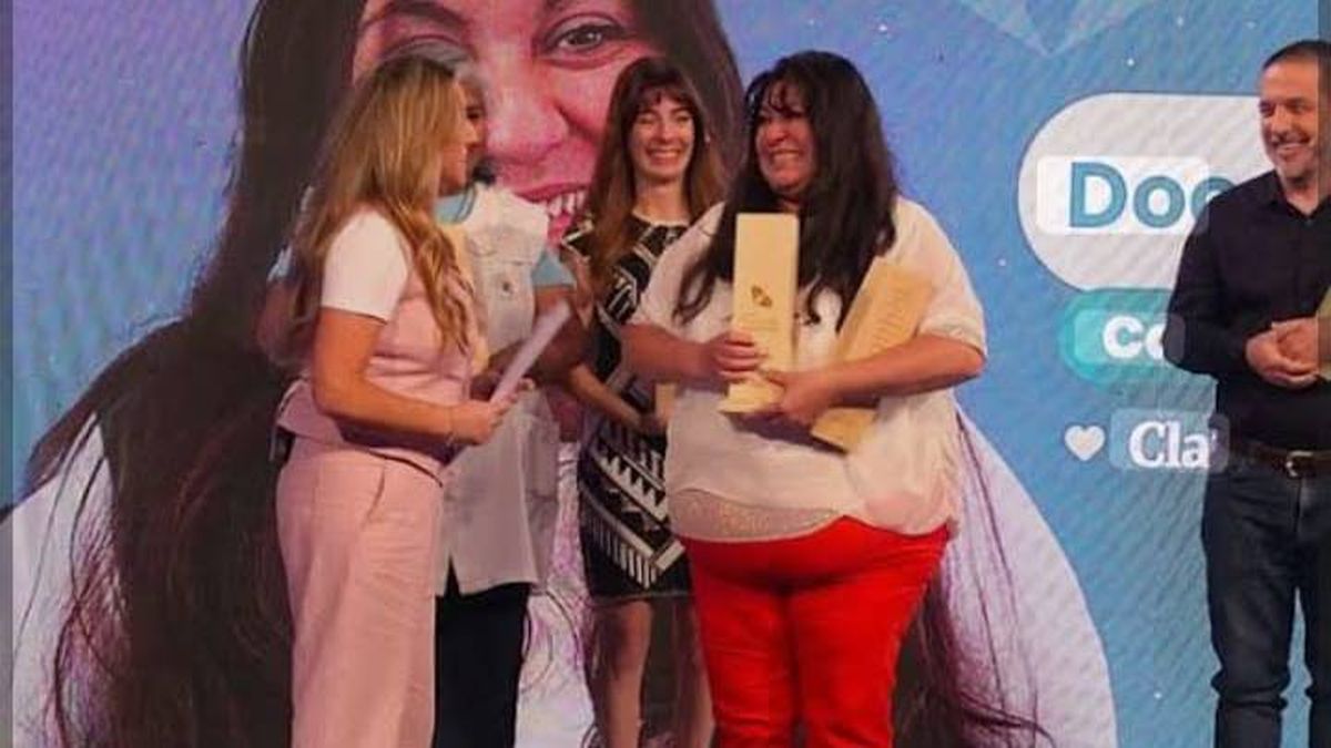 El momento de la premiación, en Buenos Aires. Carina fue elegida como docente inspiradora del país. El momento de la premiación, en Buenos Aires. Carina fue elegida como docente inspiradora del país.
