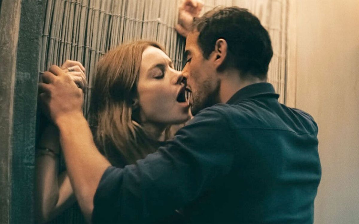 La película de Netflix contiene escenas subidas de tono. La película de Netflix contiene escenas subidas de tono.