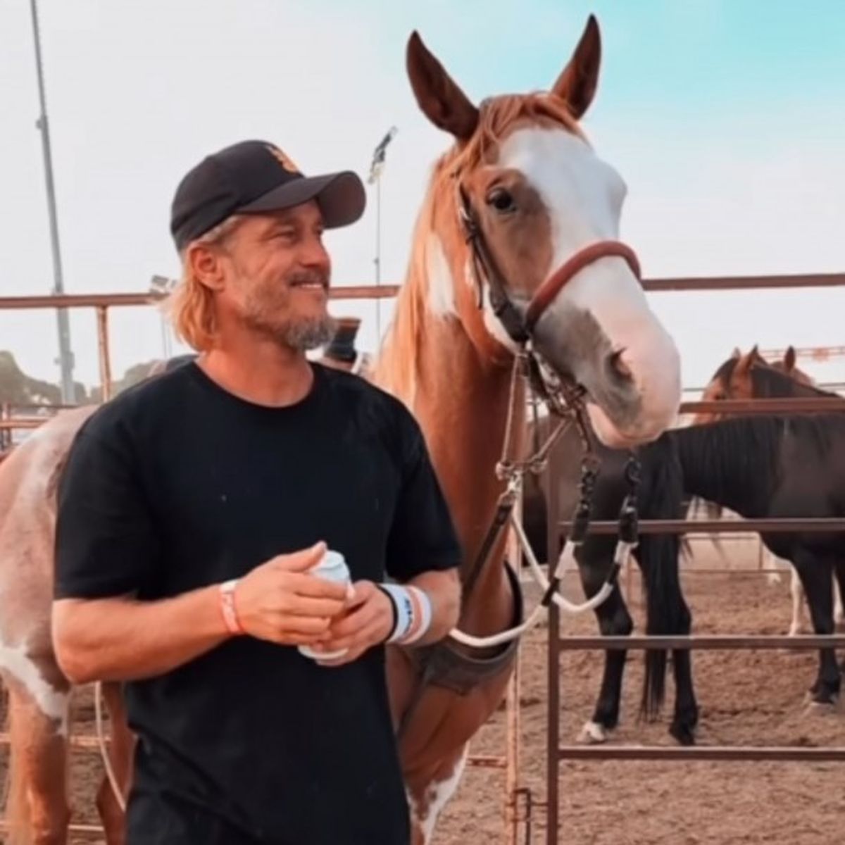 Así luce hoy Travis Fimmel, lejos de Vikingos. Así luce hoy Travis Fimmel, lejos de Vikingos.