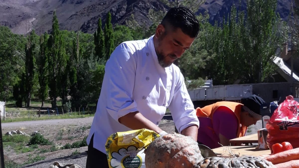 Javier Sosa, el chef solidario y nómada, recibió un Martín Fierro Federal por el programa de Canal 7 Chef sin fronteras.