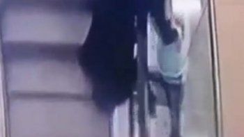 Otra vez una escalera mecánica: una nena cayó por el hueco