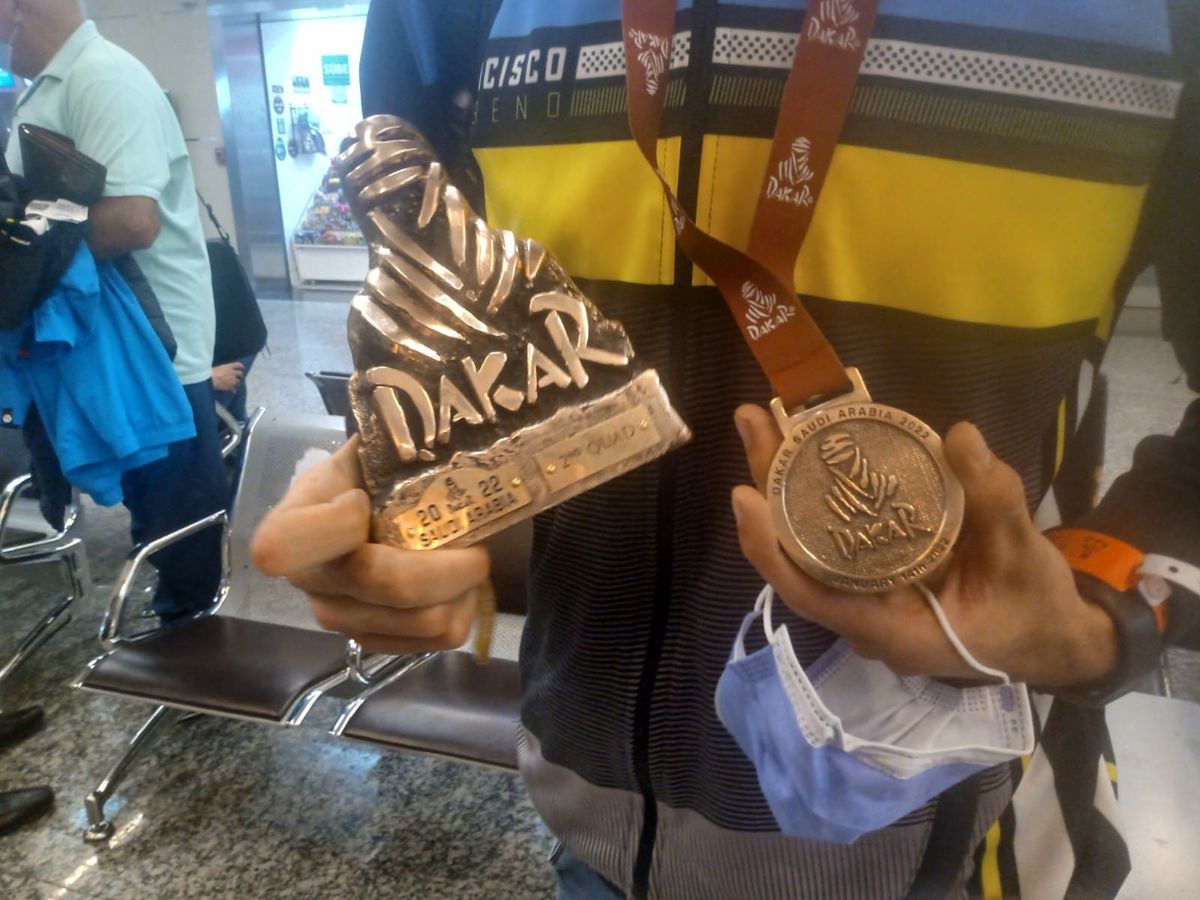 El trofeo y la medalla de Moreno.