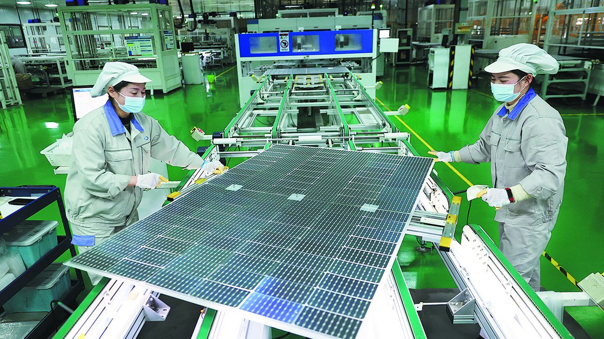 Unas empleadas trabajan en una línea de producción de paneles fotovoltaicos en Lianyungang, provincia de Jiangsu, en enero. SI WEI / PARA CHINA DAILY